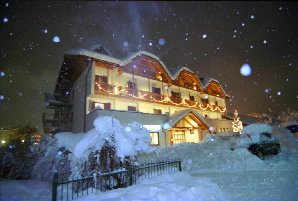 Hotel Canada Andalo Exterior photo